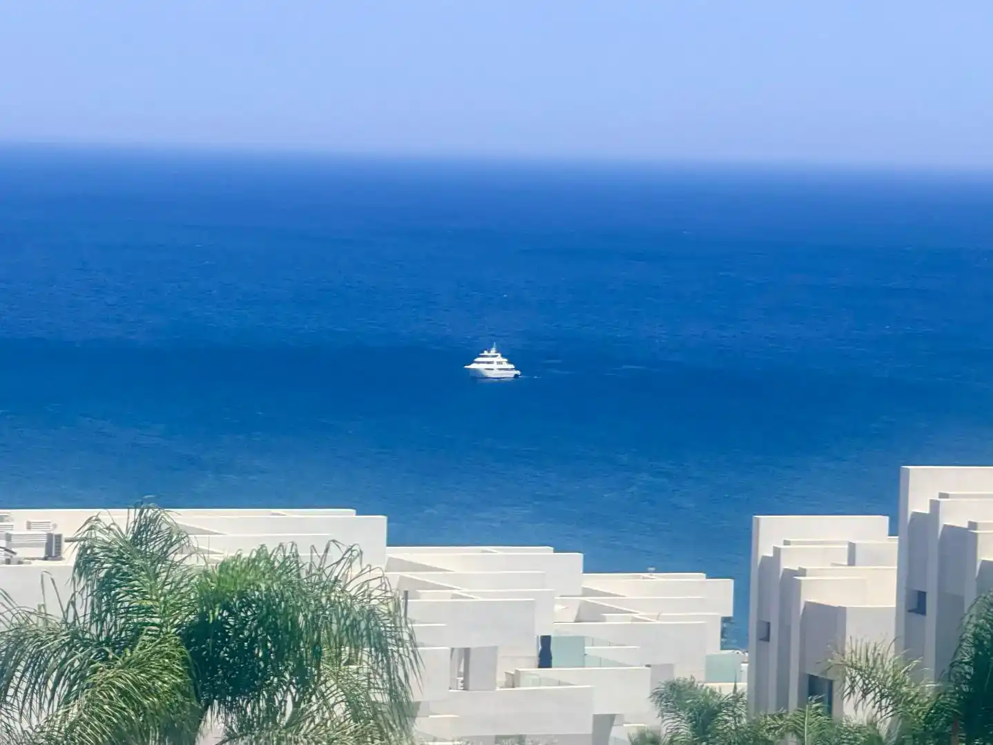 Vista exterior de Piso en venta en Manilva con Aire acondicionado, Terraza y Piscina