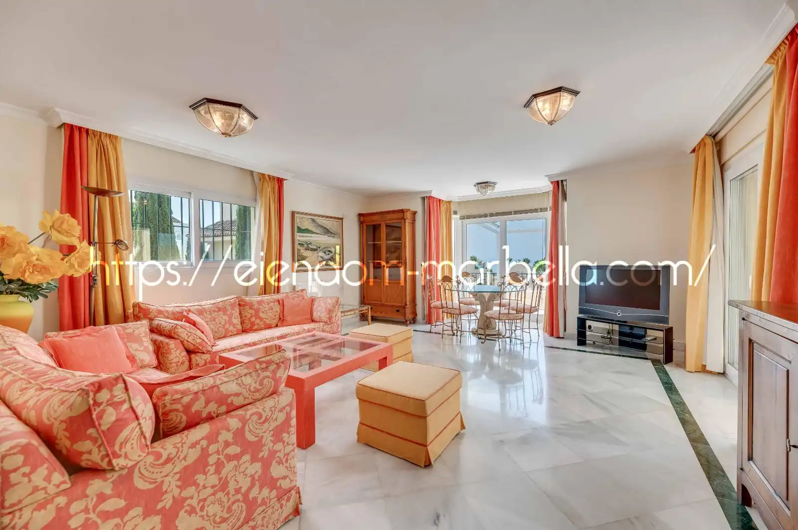 Sala d'estar de Dúplex en venda en Marbella amb Aire condicionat, Terrassa i Traster