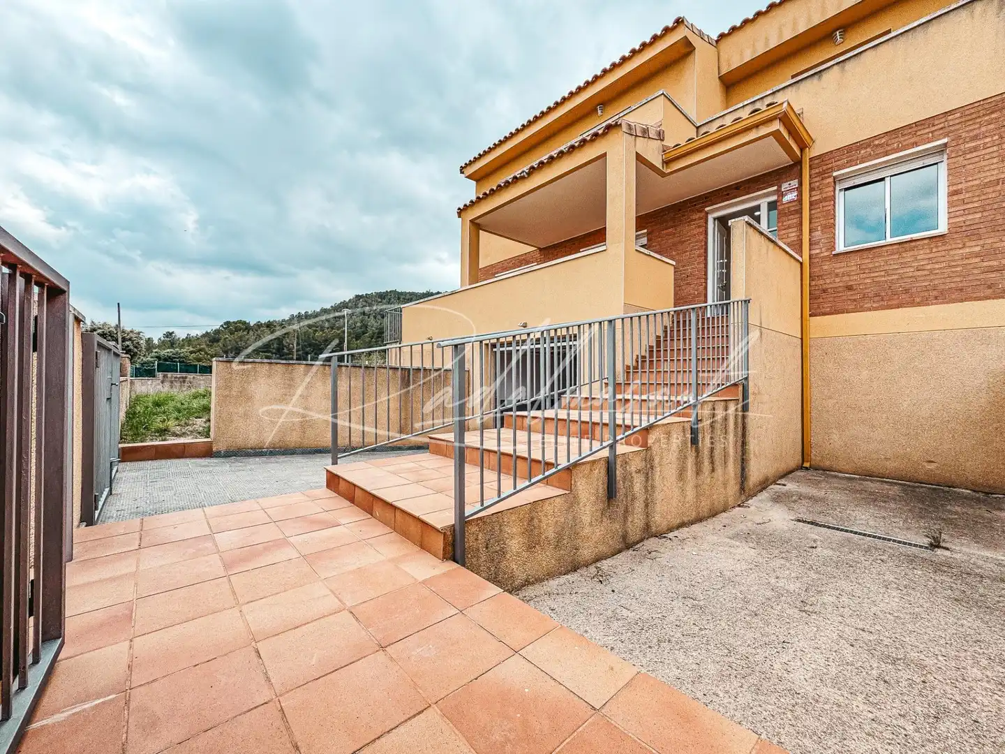 Außenansicht von Einfamilien-Reihenhaus zum Verkauf in Alcover mit Privatgarten und Terrasse