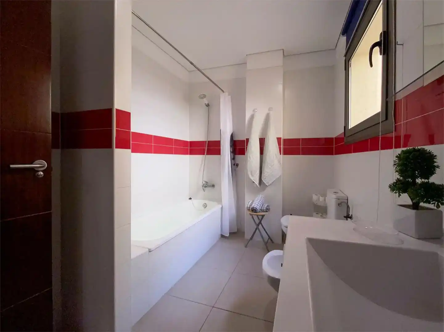 Badezimmer von Dachboden zum Verkauf in Guía de Isora mit Klimaanlage und Balkon