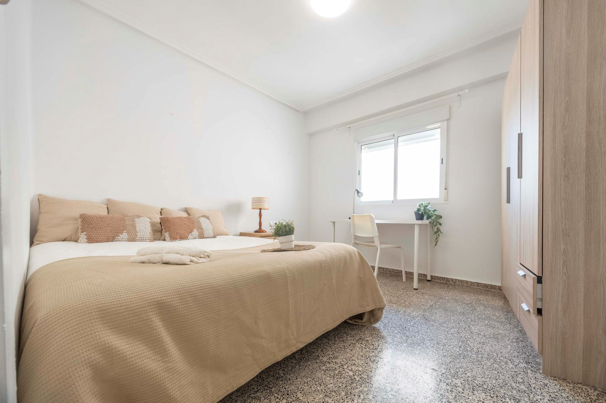 Bedroom of Flat to share in  Valencia Capital  with Washing machine, TV and Balcony