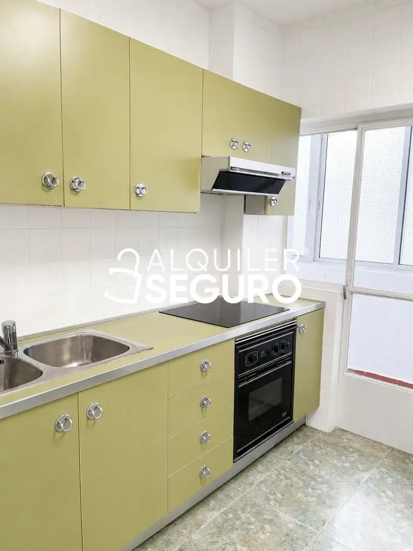 Cuina de Pis de lloguer en Valladolid amb Calefacció i Terrassa