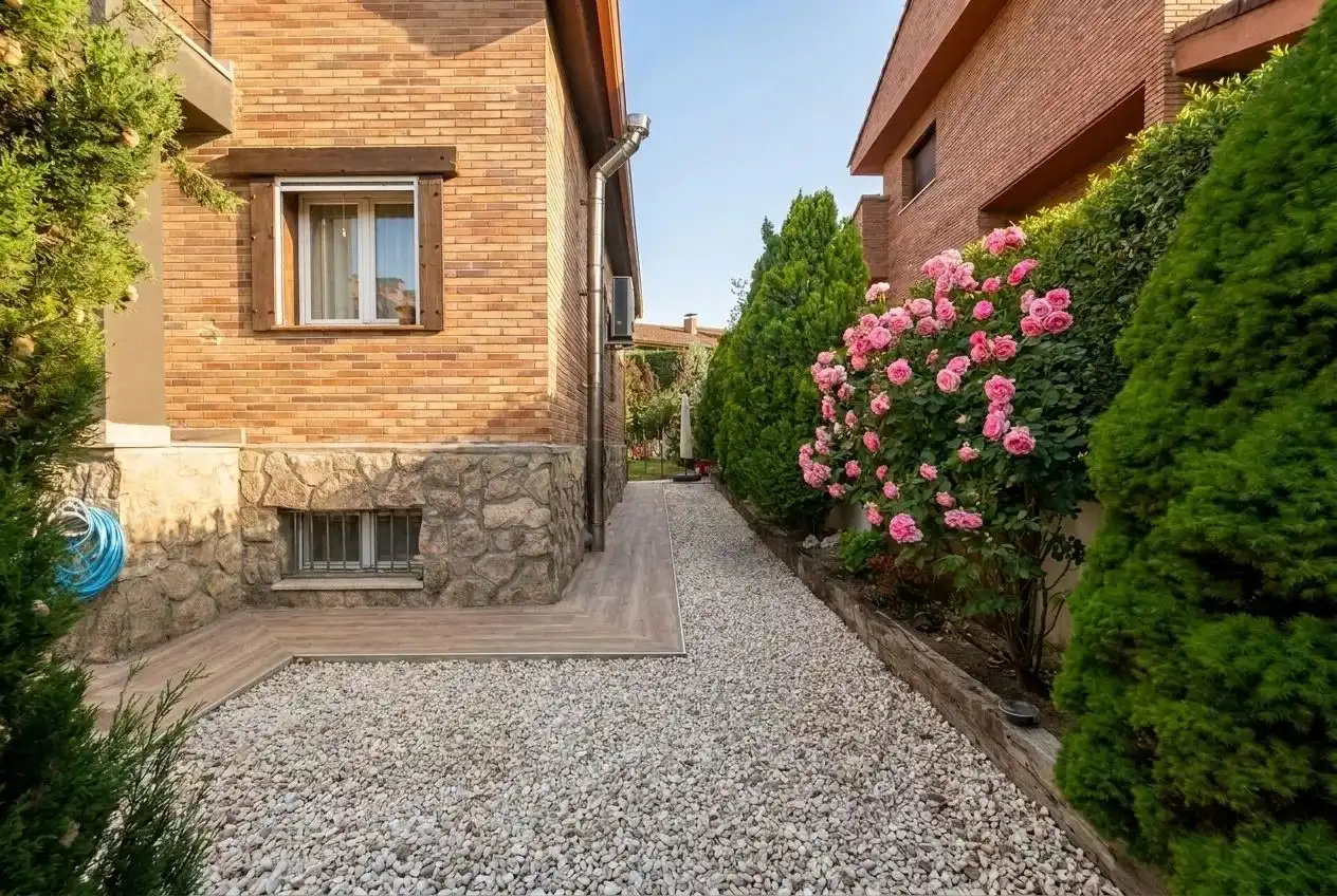 Vista exterior de Casa o xalet en venda en Becerril de la Sierra amb Aire condicionat, Calefacció i Jardí privat