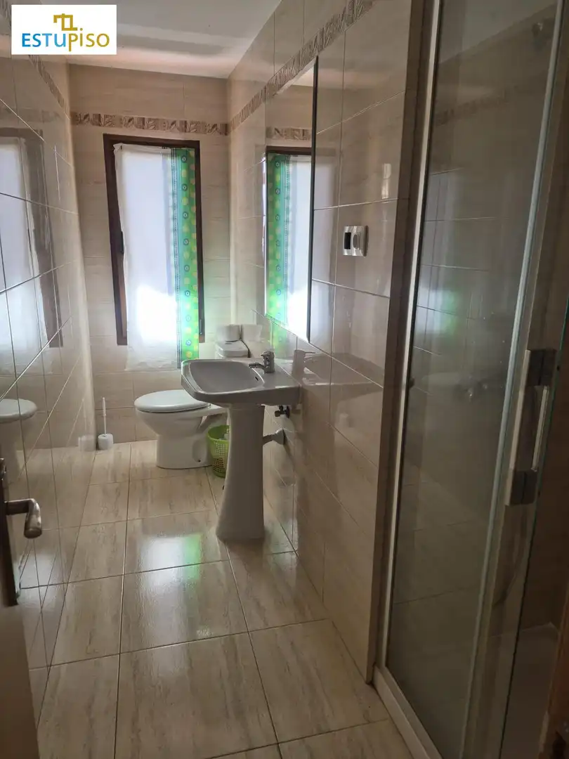 Bany de Pis en venda en León Capital  amb Calefacció, Terrassa i Moblat