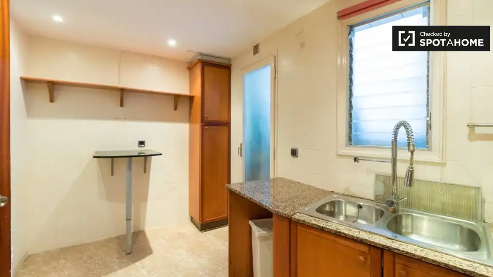 Kitchen of Flat for share in Barcelona  with Air Conditioner, Heating and Furnished