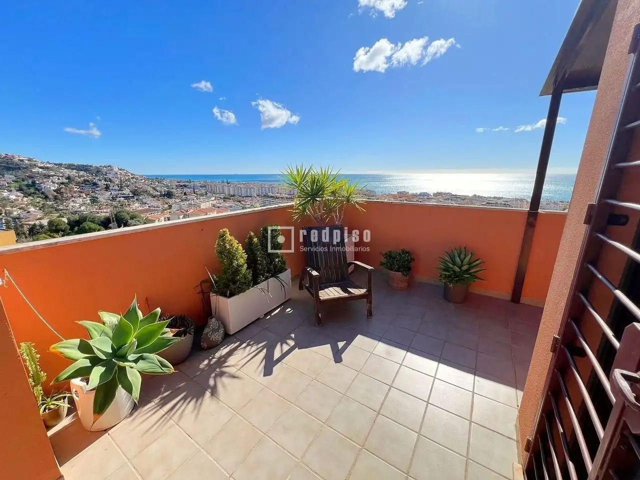 Vista exterior de Ático en venta en Rincón de la Victoria con Aire acondicionado, Calefacción y Jardín privado