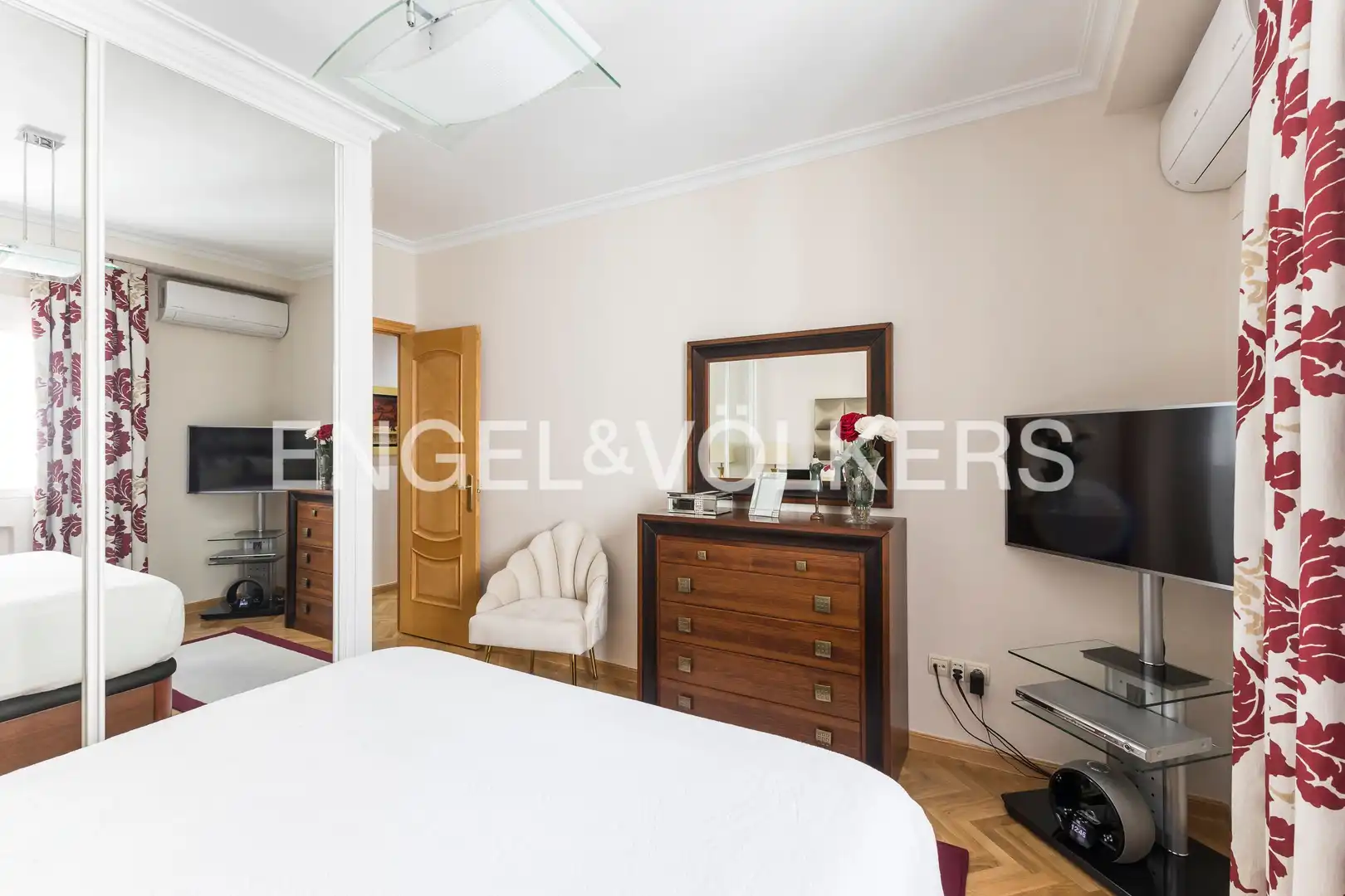 Bedroom of Flat for sale in Madrid  with Air Conditioner, Heating and Parquet flooring