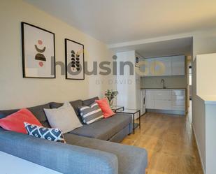 Sala d'estar de Apartament de lloguer en  Madrid Capital amb Aire condicionat, Calefacció i Moblat