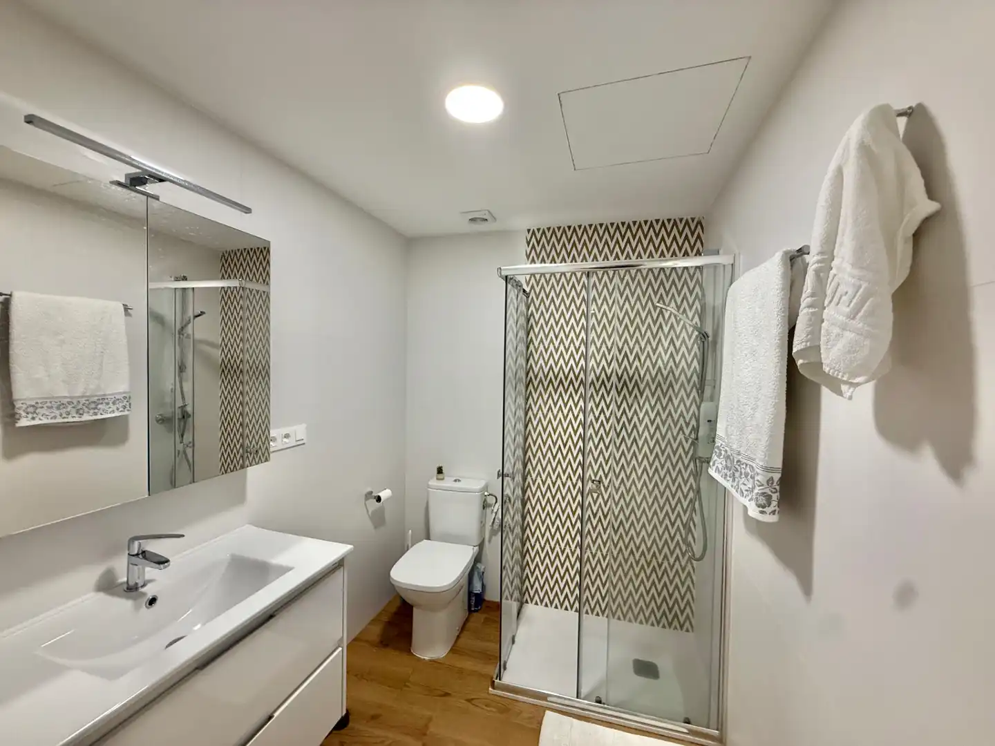 Badezimmer von Einfamilien-Reihenhaus zum Verkauf in Las Ventas de Retamosa mit Klimaanlage, Heizung und Terrasse