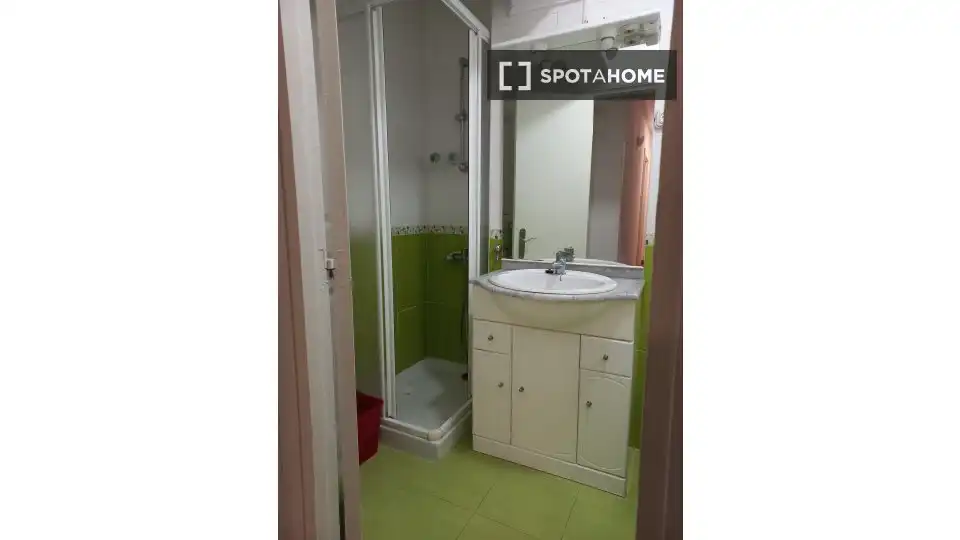 Bathroom of Flat for share in Santander  with Air Conditioner, Heating and Furnished
