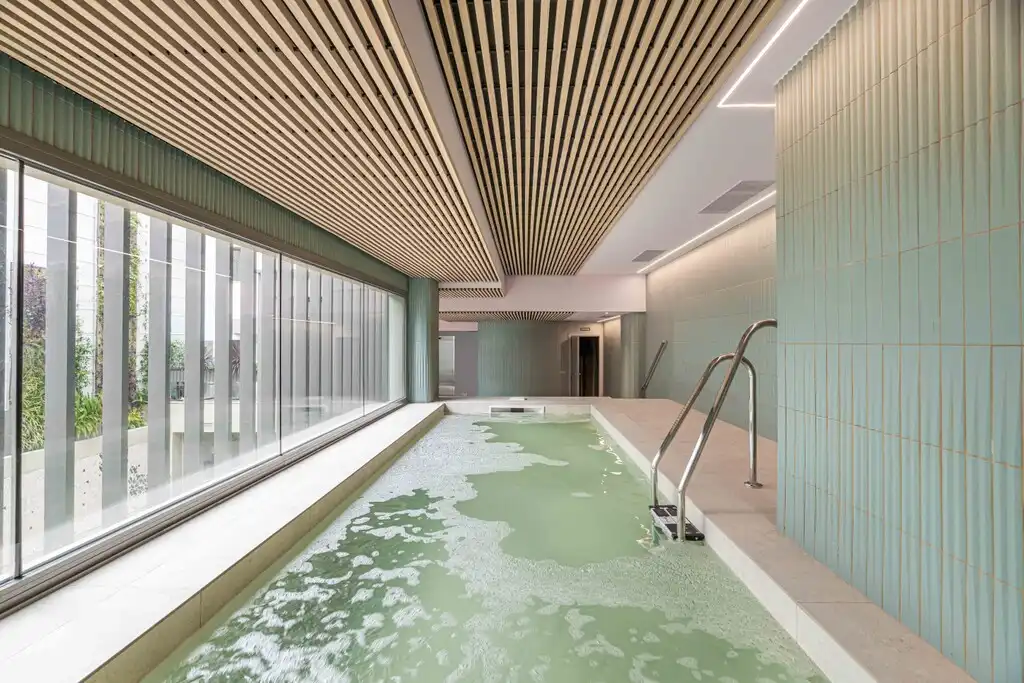 Piscina de Apartament en venda en Barcelona amb Terrassa, Moblat i Jacuzzi