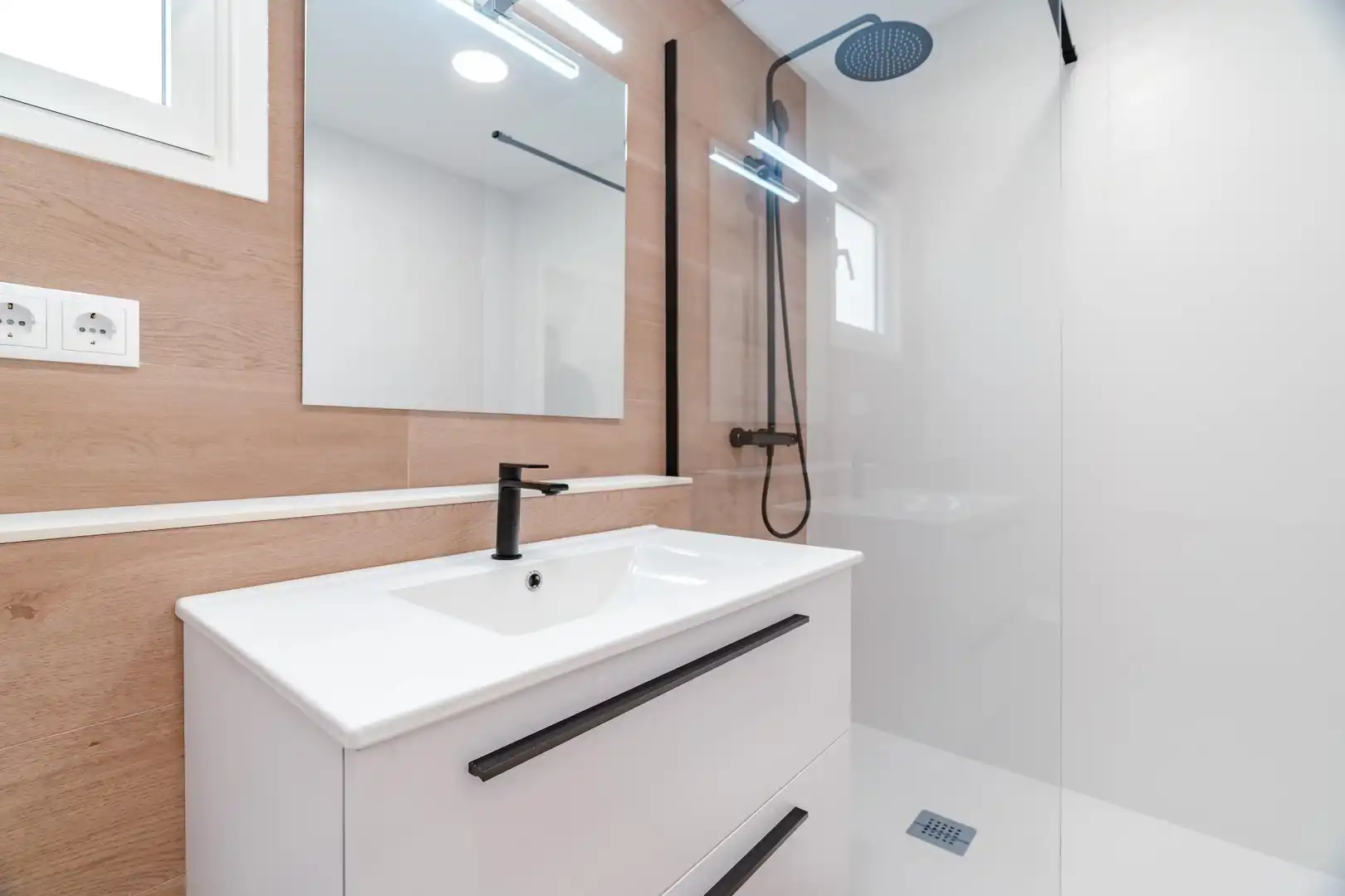 Badezimmer von Wohnung zum Verkauf in Tarragona mit Klimaanlage und Balkon