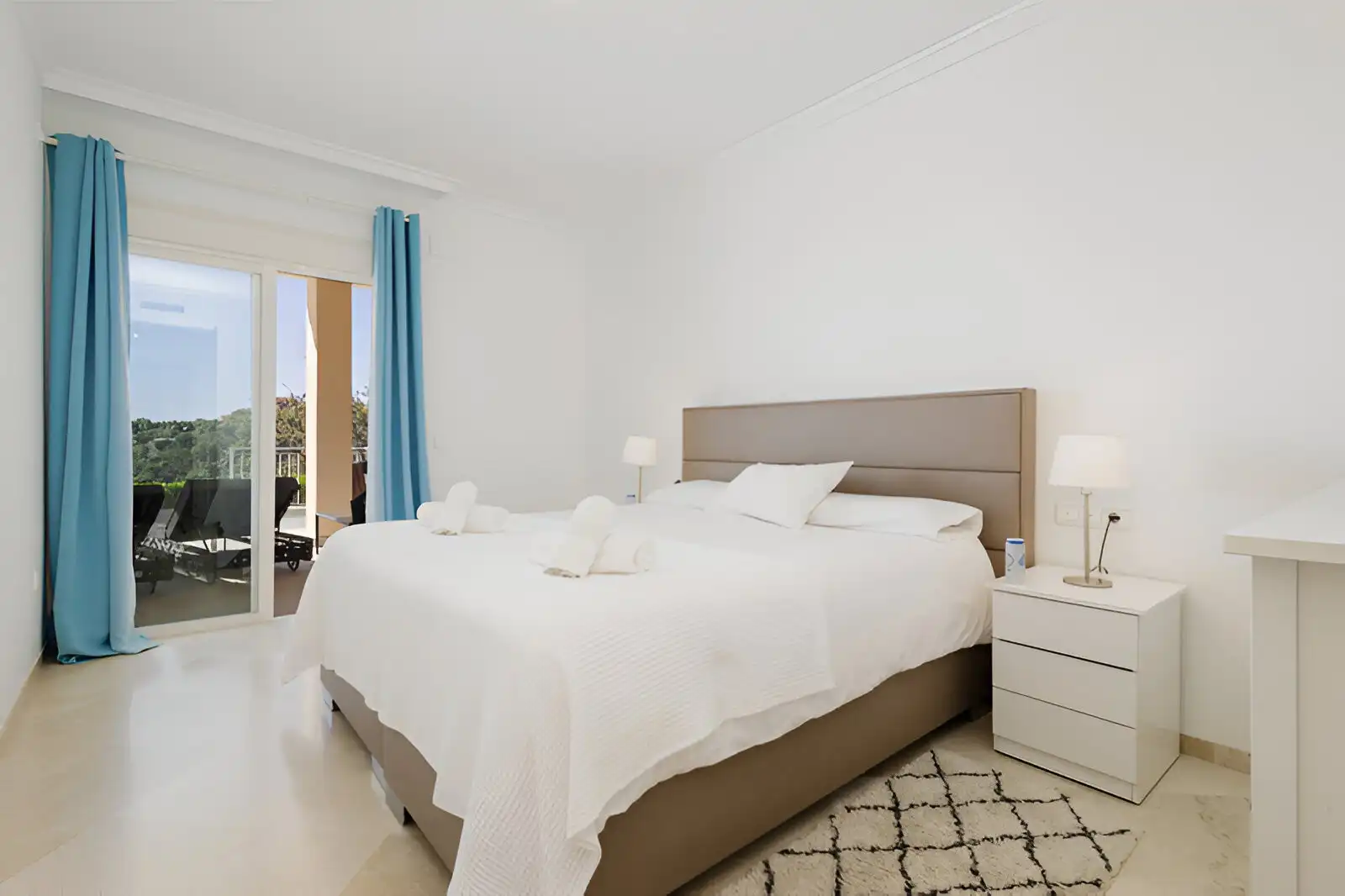 Schlafzimmer von Erdgeschoss zum Verkauf in Marbella mit Klimaanlage, Privatgarten und Terrasse