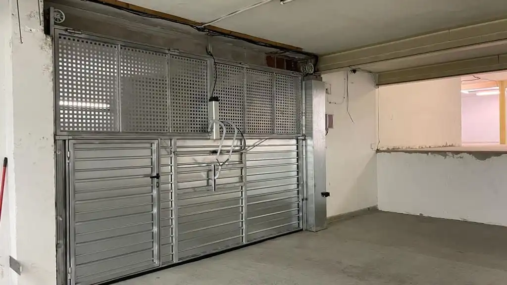 Parkplatz von Fabrikhallen zum Verkauf in Barcelona