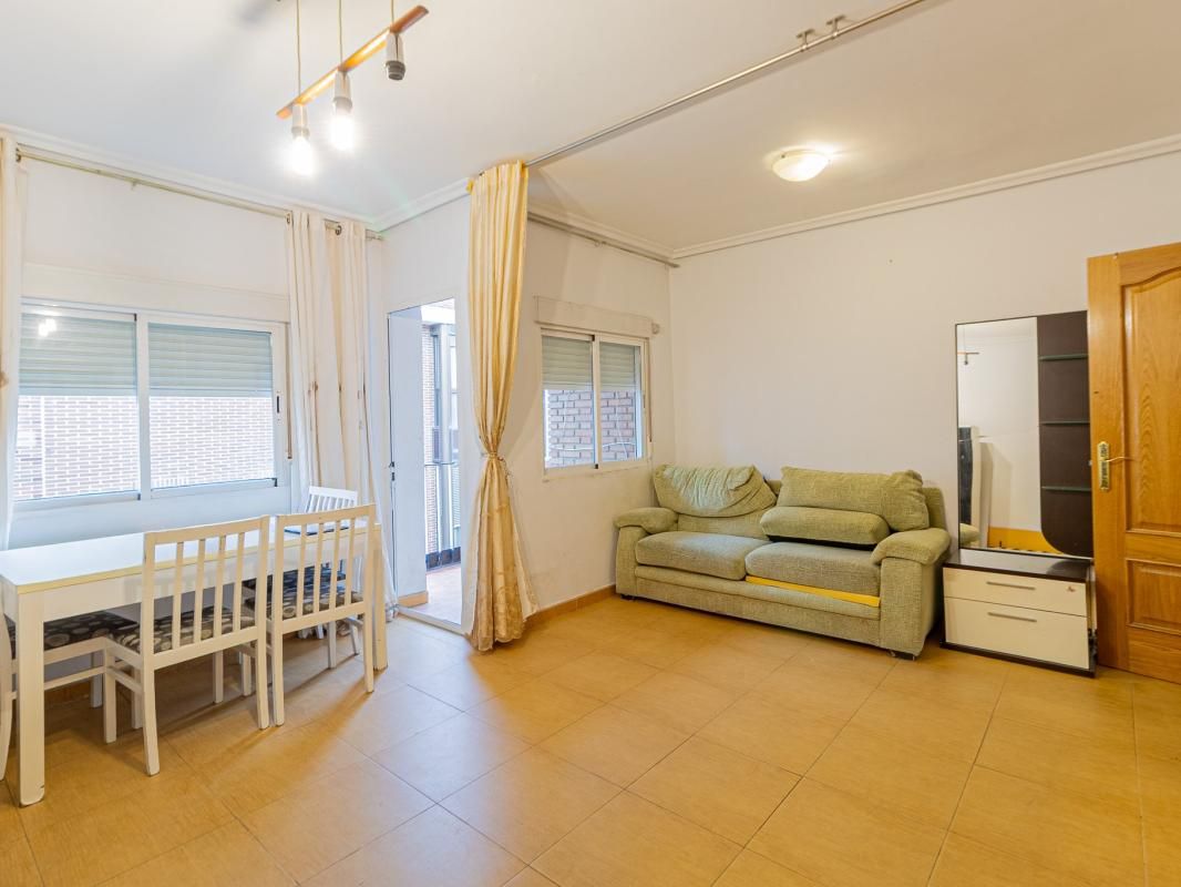 Dormitori de Pis en venda en  Madrid Capital amb Aire condicionat, Terrassa i Balcó