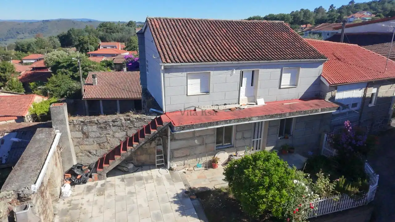 House with terrace for sale in Toén