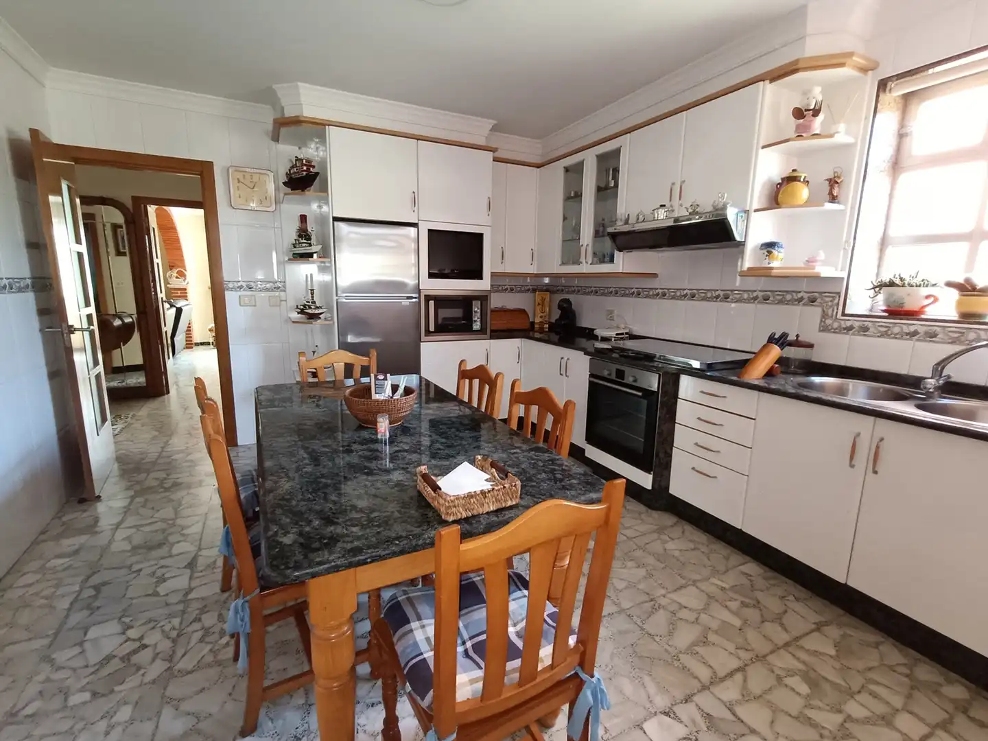 Cuina de Casa o xalet en venda en Ribeira amb Jardí privat, Terrassa i Traster