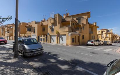 Vista exterior de Casa adosada en venda en Armilla amb Terrassa i Balcó