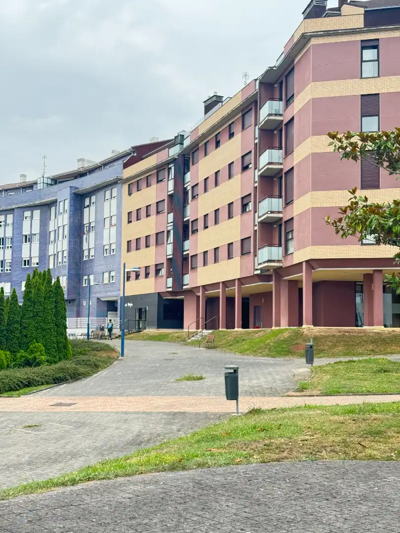 Vista exterior de Ático en venta en Avilés con Calefacción, Parquet y Terraza