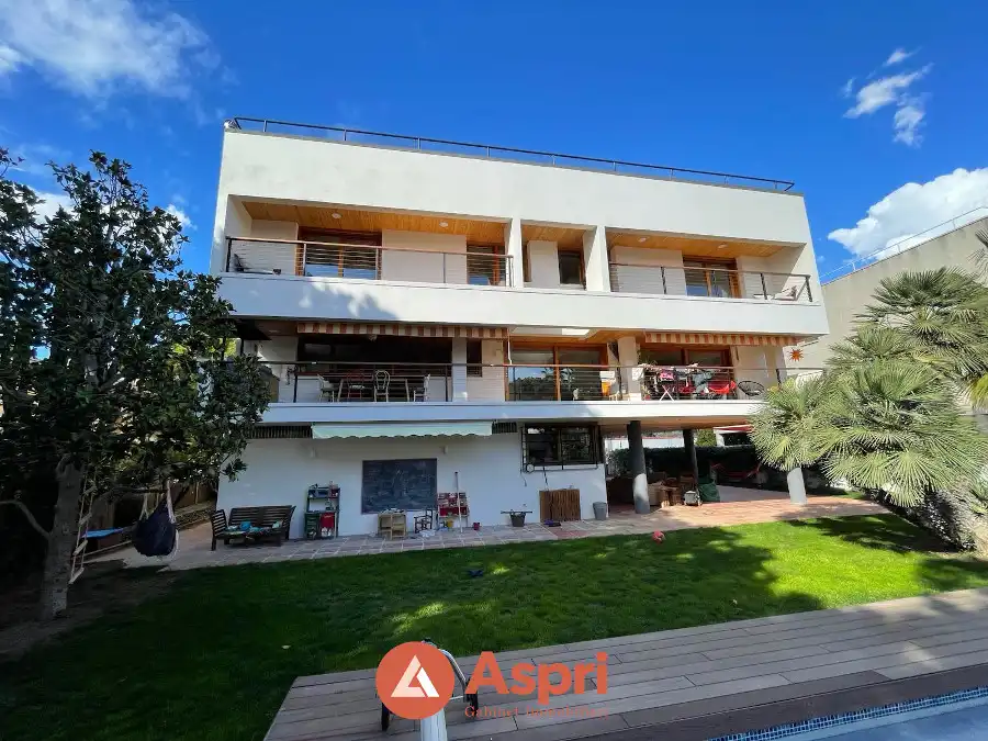 Vista exterior de Casa o xalet en venda en Esplugues de Llobregat amb Aire condicionat, Calefacció i Jardí privat