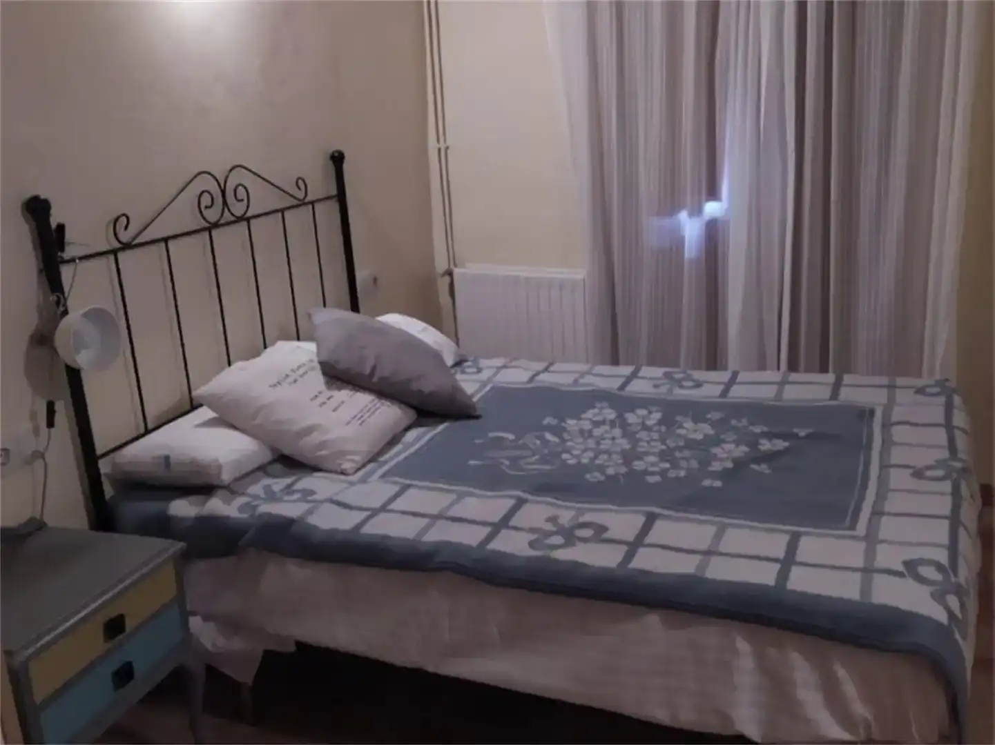 Habitación de Casa adosada en venta en Bohoyo con Trastero, Amueblado y Balcón