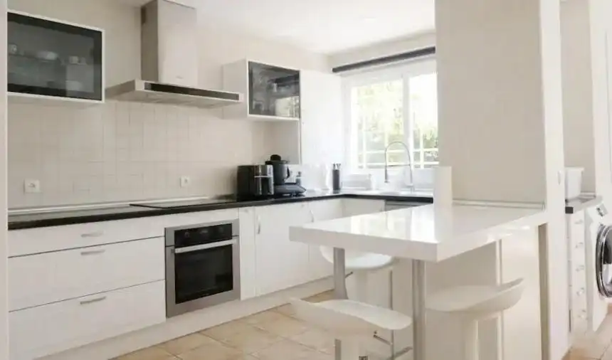 Cuina de Casa o xalet en venda en Torremolinos amb Aire condicionat, Jardí privat i Terrassa
