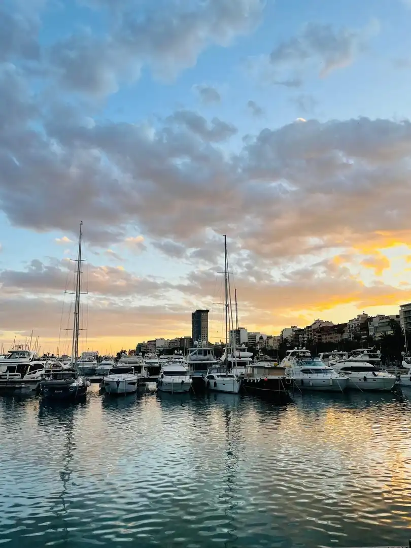 Außenansicht von Wohnung zur Miete in Alicante / Alacant mit Klimaanlage, Heizung und Parkett