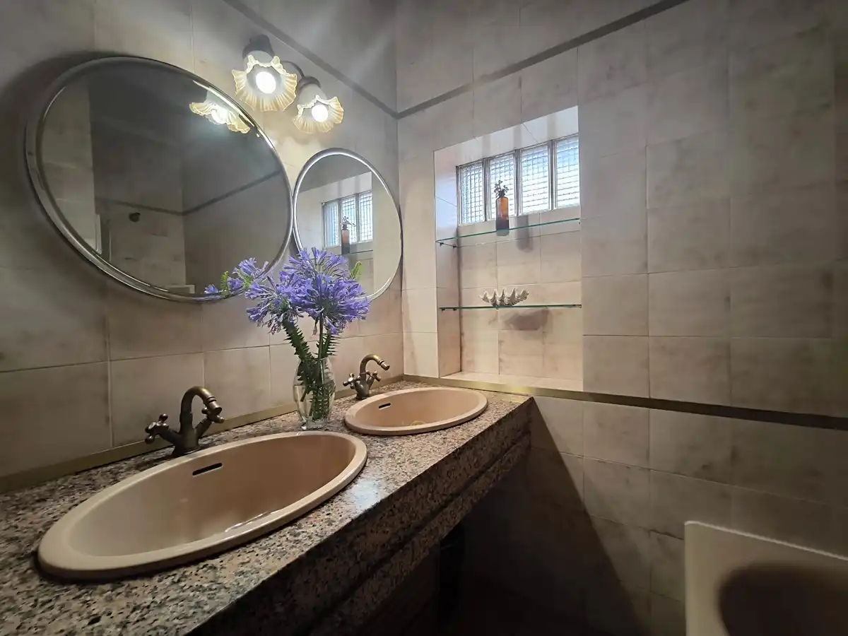 Baño de Casa o chalet en venta en Vilagarcía de Arousa con Calefacción, Jardín privado y Parquet