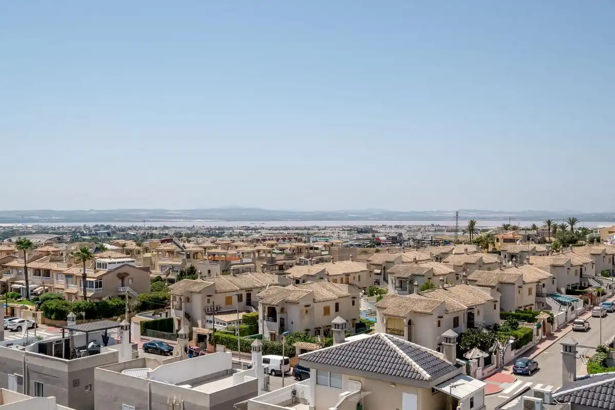 Vista exterior de Ático en venta en Torrevieja con Calefacción y Piscina