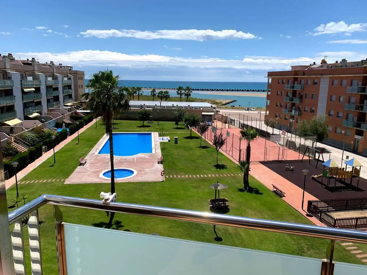 Piscina de Pis de lloguer en Cubelles amb Calefacció, Terrassa i Moblat