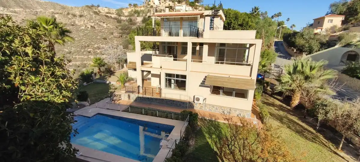 Vista exterior de Casa o xalet en venda en El Campello amb Aire condicionat, Piscina i Moblat