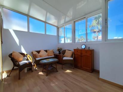 Sala d'estar de Casa adosada en venda en Orihuela amb Aire condicionat, Terrassa i Balcó