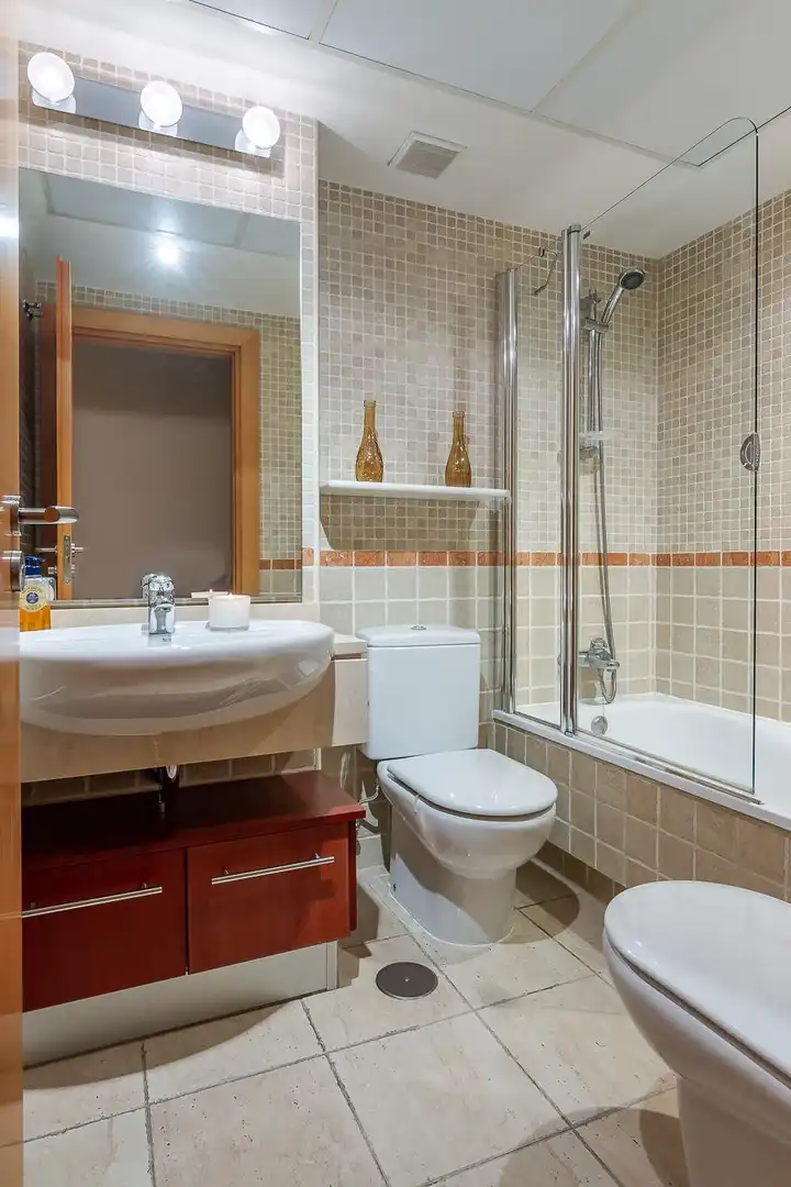 Baño de Piso en venta en Madrid con Aire acondicionado, Calefacción y Jardín privado