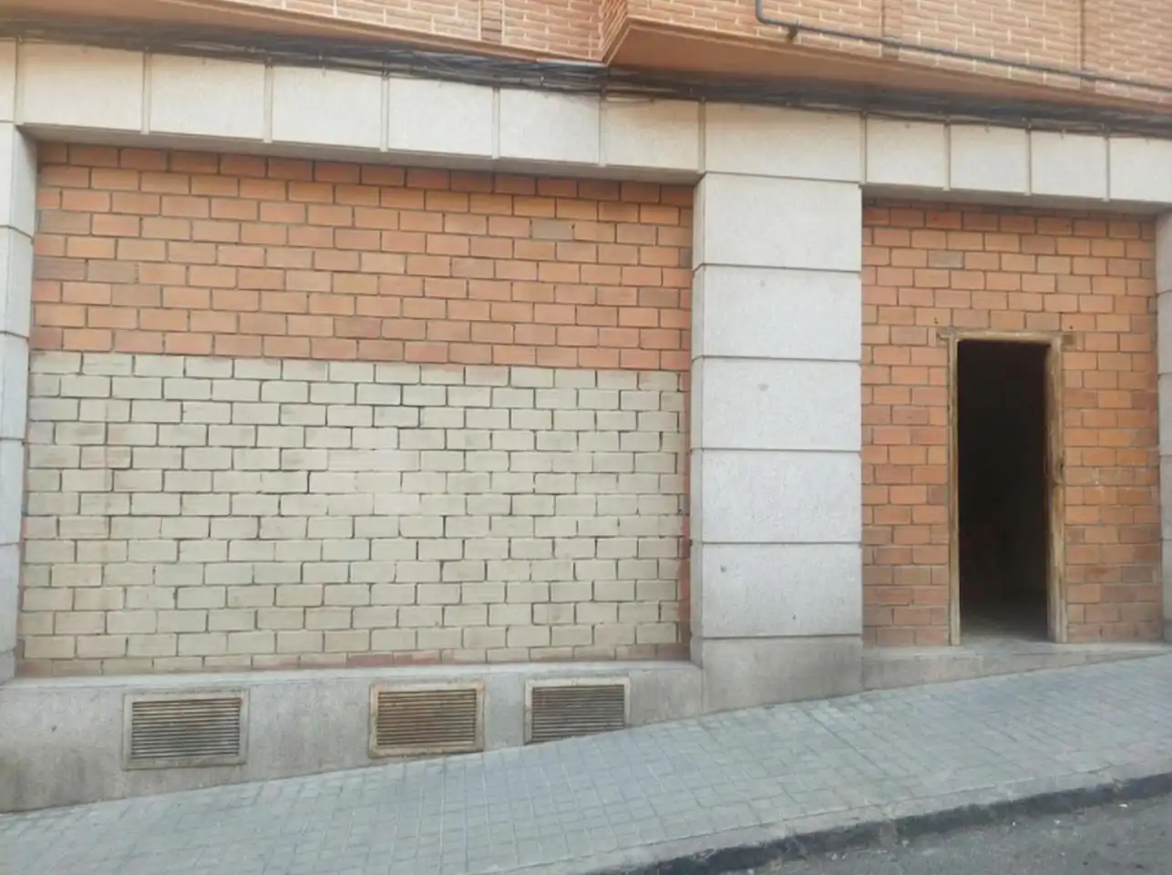 Vista exterior de Local de alquiler en Ávila
