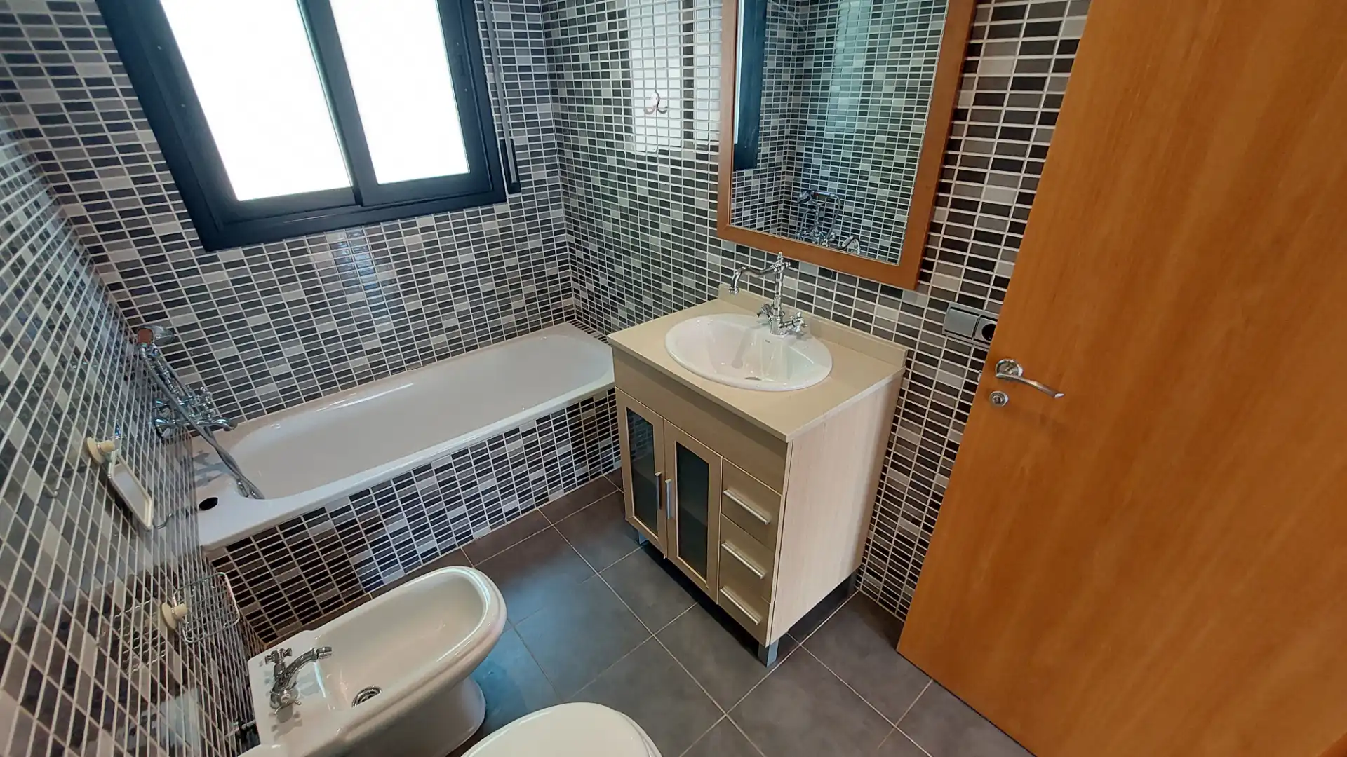 Baño de Casa adosada en venta en Vilafranca del Penedès con Aire acondicionado, Calefacción y Jardín privado