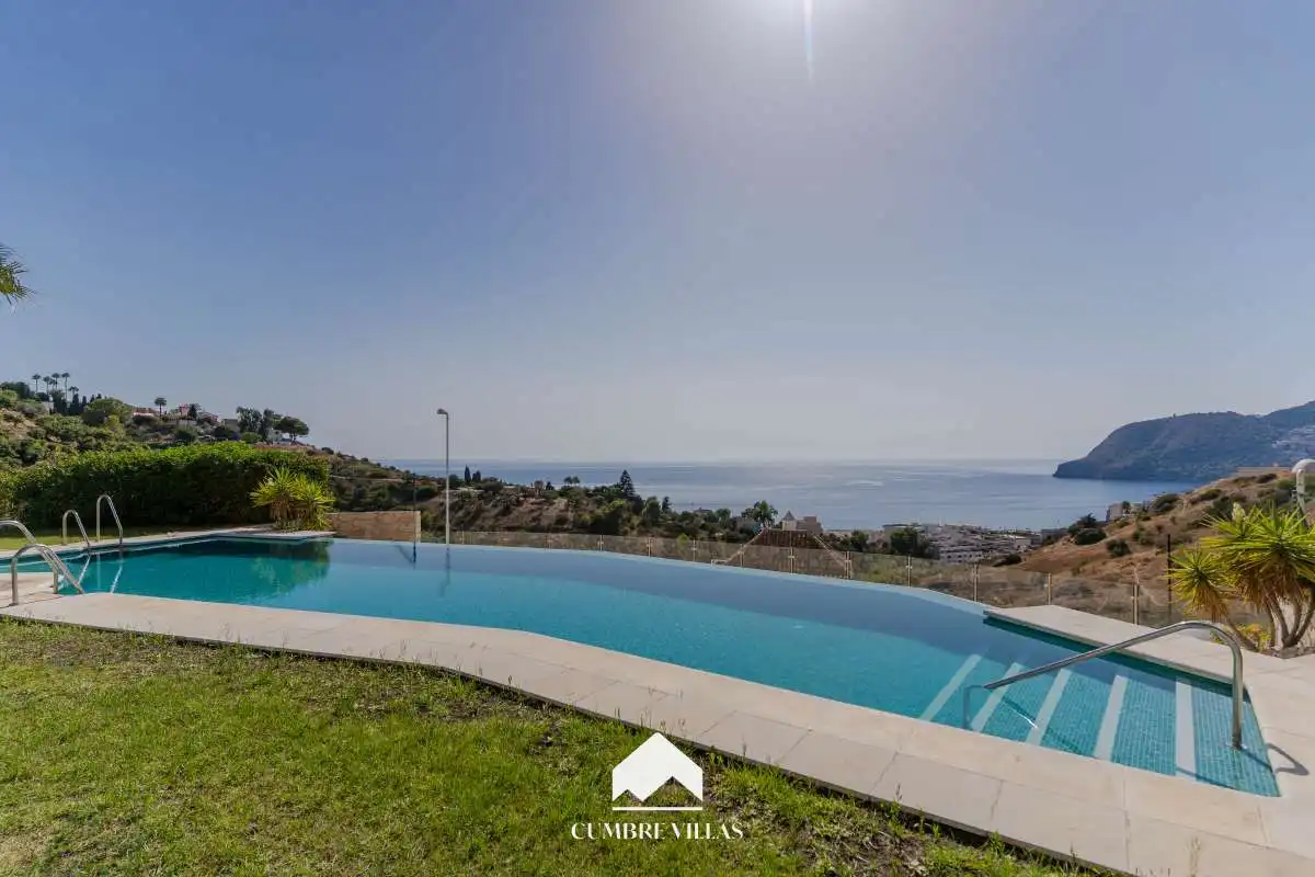 Piscina de Casa adosada en venta en Almuñécar con Terraza, Trastero y Internet