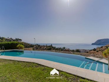 Casa aparellada amb piscina en venda a La Herradura