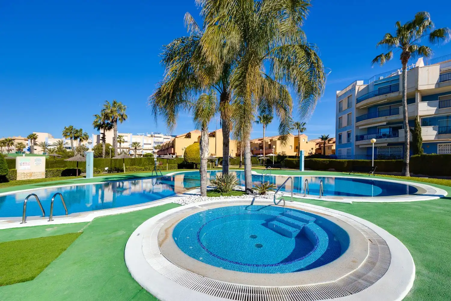 Piscina de Piso en venta en Orihuela con Aire acondicionado, Calefacción y Amueblado