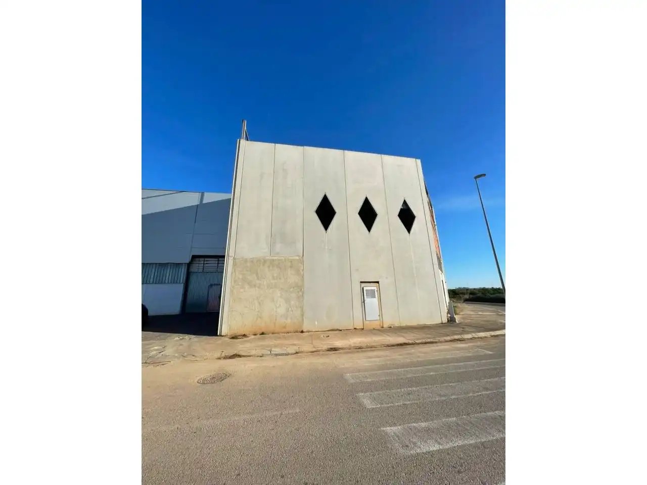 Vista exterior de Nave industrial de alquiler en Alzira