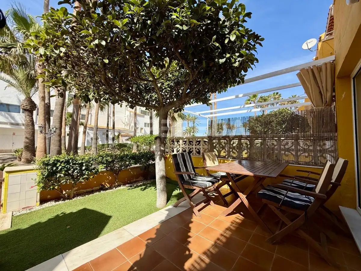 Terrasse von Erdgeschoss zum Verkauf in Roquetas de Mar mit Privatgarten, Möbliert und Gemeinschaftspool
