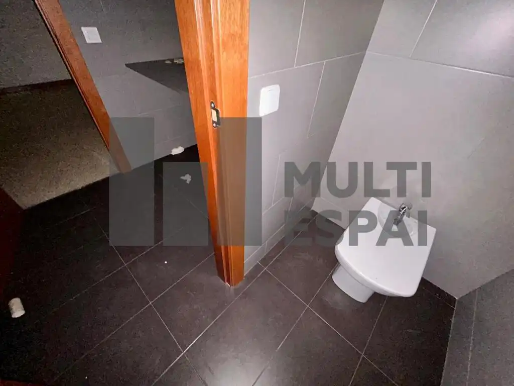 Badezimmer von Büro zur Miete in Barcelona mit Klimaanlage und Terrasse