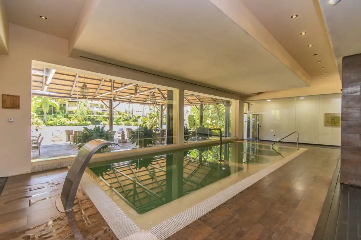 Piscina de Apartament en venda en Benahavís amb Aire condicionat, Jardí privat i Moblat