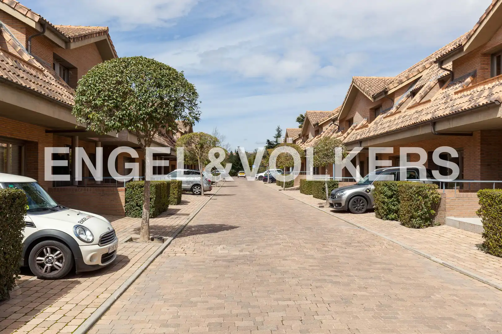 Vista exterior de Casa o xalet de lloguer en Pozuelo de Alarcón amb Aire condicionat, Calefacció i Jardí privat
