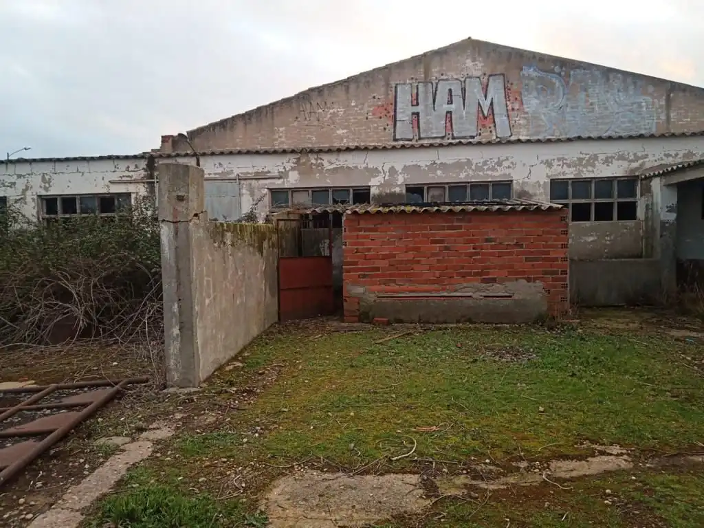 Vista exterior de Nau industrial en venda en Morales del Vino