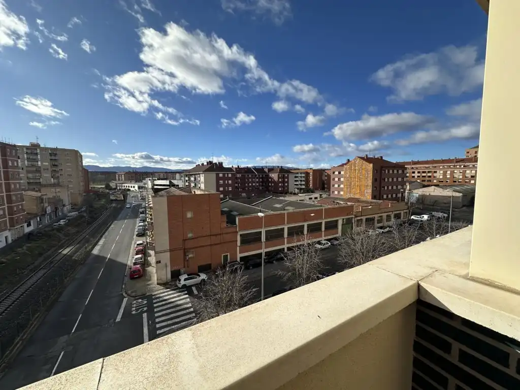 Vista exterior de Piso en venta en  Logroño con Calefacción, Parquet y Terraza