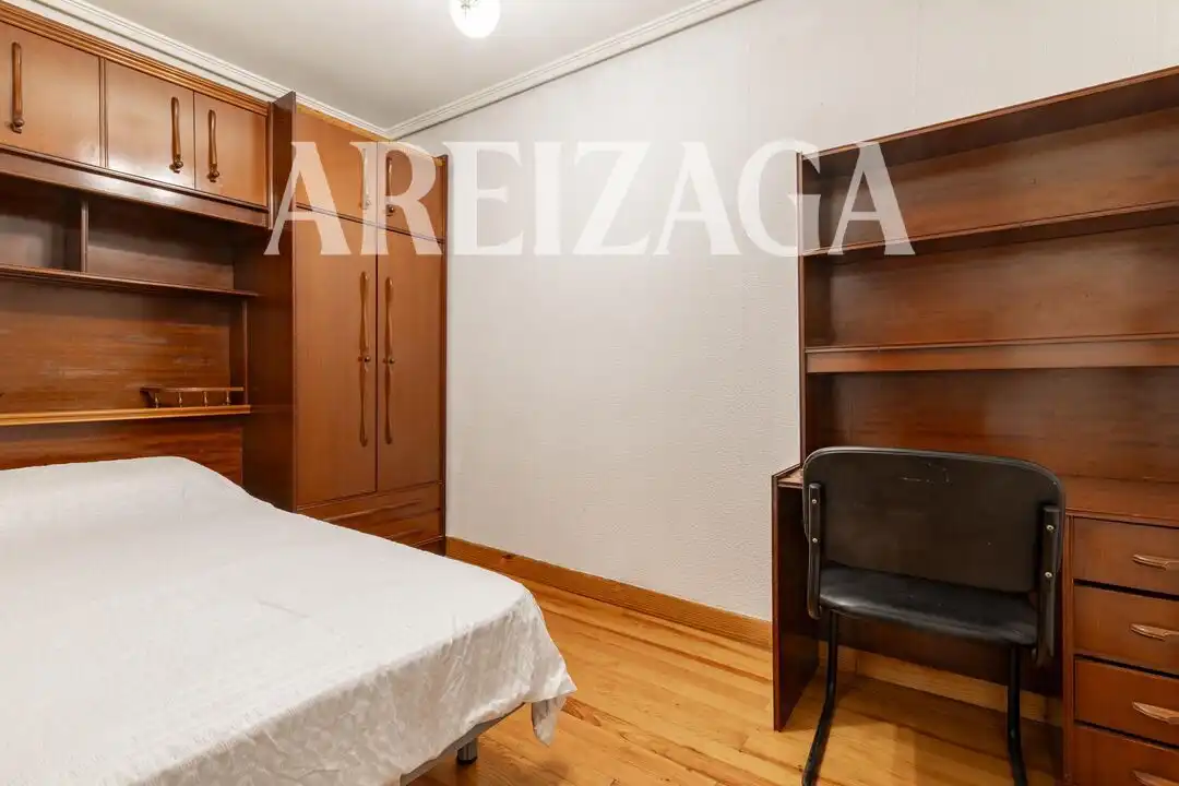 Dormitori de Pis en venda en Donostia - San Sebastián  amb Balcó