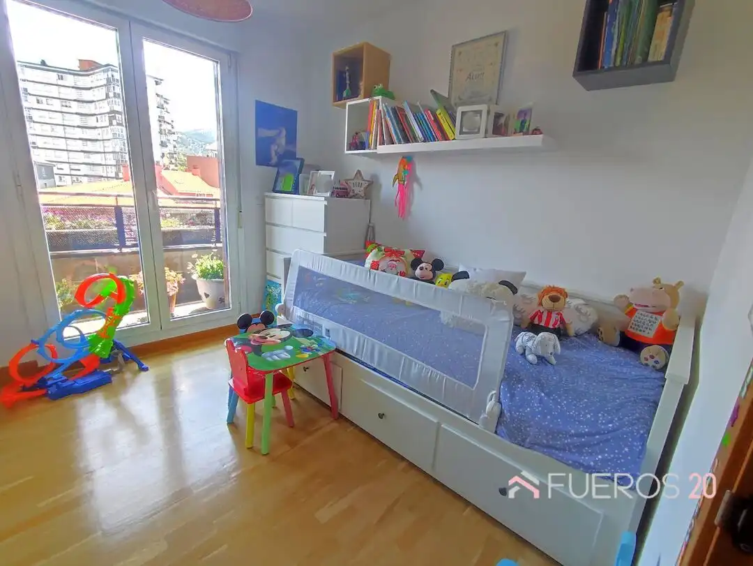 Schlafzimmer von Dachboden zum Verkauf in Barakaldo  mit Heizung, Terrasse und Abstellraum