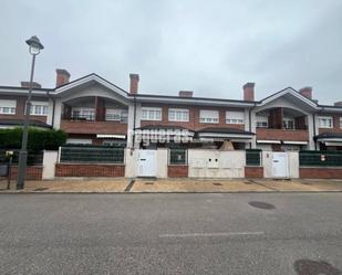 Vista exterior de Casa adosada de lloguer en Corvera de Asturias amb Calefacció, Jardí privat i Terrassa