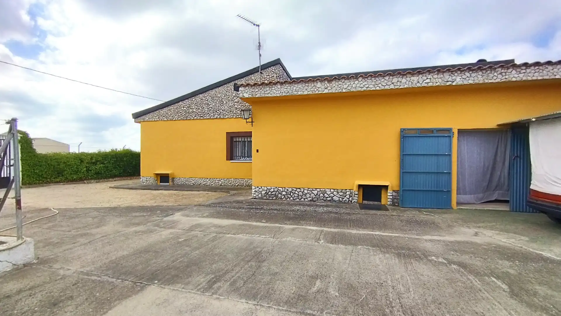 Vista exterior de Casa o chalet en venta en Matapozuelos con Jardín privado, Trastero y Piscina