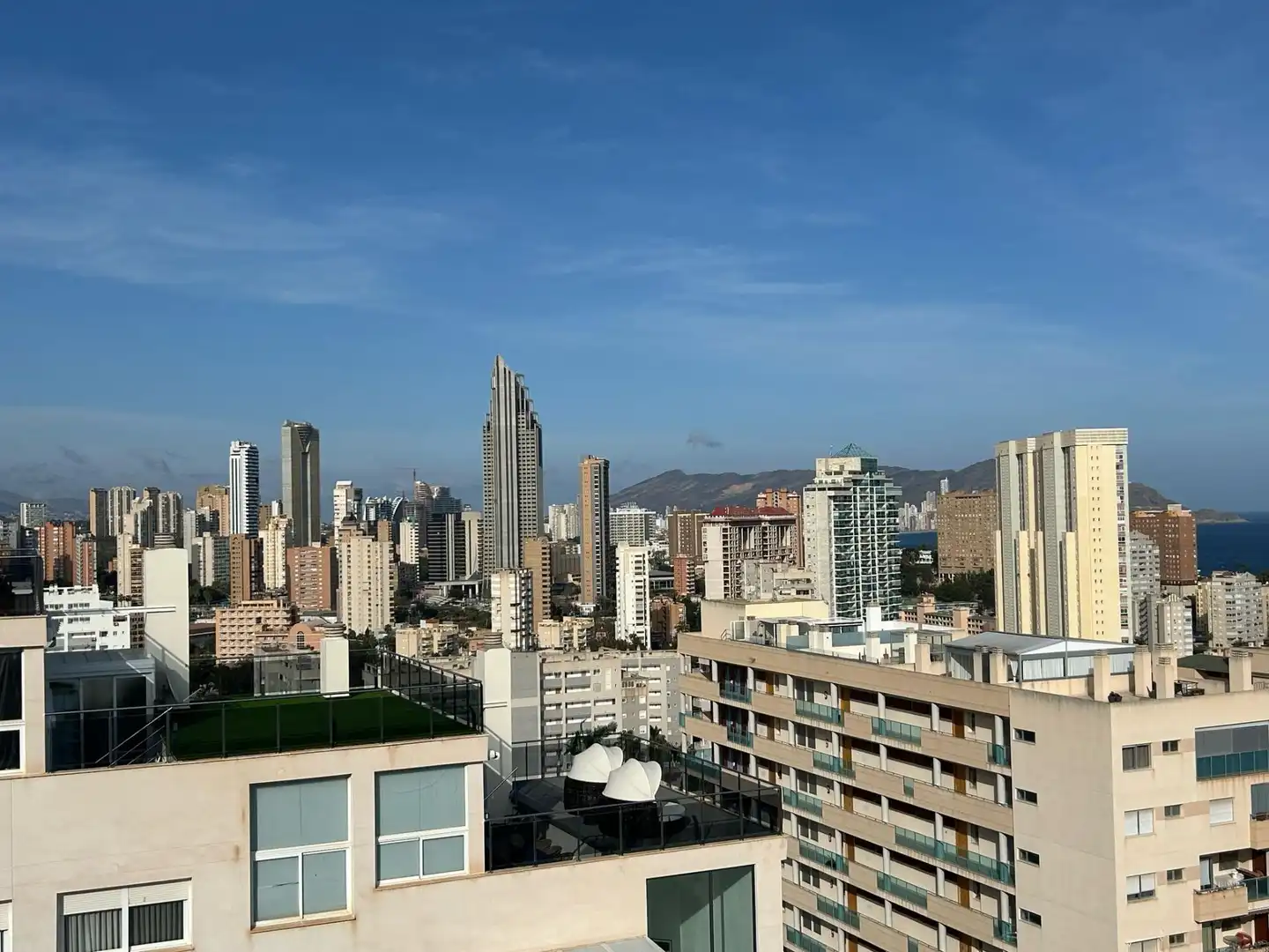 Vista exterior de Àtic en venda en Benidorm amb Aire condicionat, Jardí privat i Terrassa
